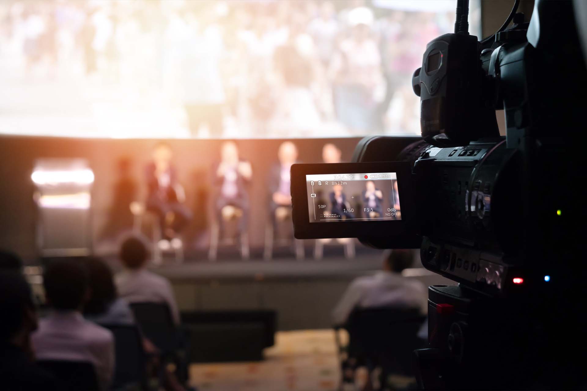 cámara retransmitiendo una convención híbrida en directo por streaming